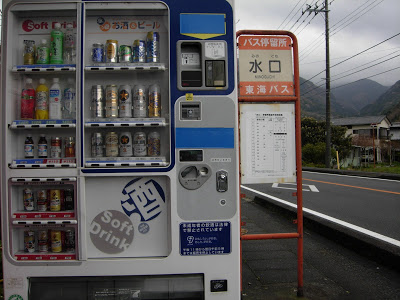 вендинговый автомат на автобусной остановке